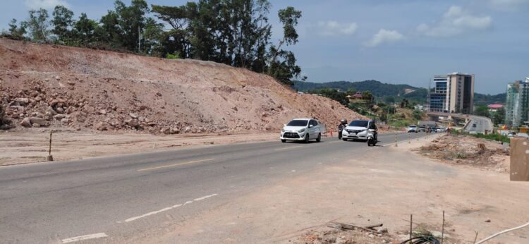 PELEBARAN Jalan Gajah Mada dari arah Fly over Sei Lady menuju simpang Laluan Madani, Batam Centre saat ini dalam pengerjaan pelebaran, Rabu (18/03/26).
Foto: Jam-Bang