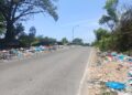 Sampah di Jalan Jalan Utama Sei Binti, tepat di depan Masjid Aminah, Sungai Lekop, Kecamatan Sagulung.
(22/03/26)
Foto: Jam-Bang