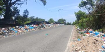 Sampah di Jalan Jalan Utama Sei Binti, tepat di depan Masjid Aminah, Sungai Lekop, Kecamatan Sagulung.
(22/03/26)
Foto: Jam-Bang
