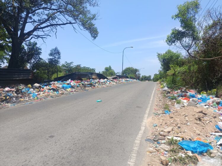 Sampah di Jalan Jalan Utama Sei Binti, tepat di depan Masjid Aminah, Sungai Lekop, Kecamatan Sagulung.
(22/03/26)
Foto: Jam-Bang