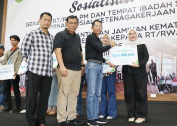 Wali Kota Batam, Amsakar Achmad, menyerahkan santunan kepada ahli waris saat silaturahmi dengan RT dan RW di Sagulung, Minggu (26/04/26)
Foto: MCB