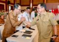 Amsakar Achmad berjabat tangan dengan Mendagri Tito Karnavian Dok HUMAS