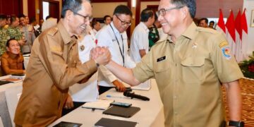 Amsakar Achmad berjabat tangan dengan Mendagri Tito Karnavian Dok HUMAS