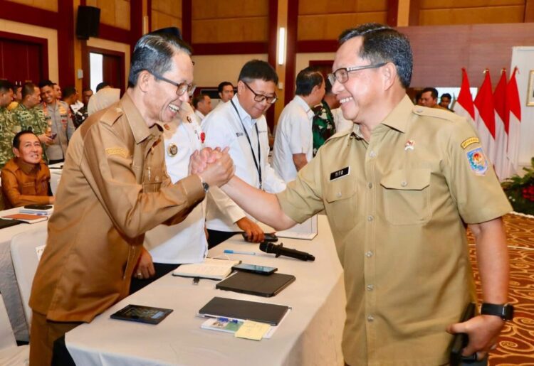 Amsakar Achmad berjabat tangan dengan Mendagri Tito Karnavian Dok HUMAS