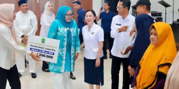 : Pemerintah Kota (Pemko) Batam menyerahkan bantuan sosial (bansos) lansia dan peningkatan insentif kader di Gedung Serbaguna SP, Sagulung, Rabu (15/4/2026).
Foto: MCB