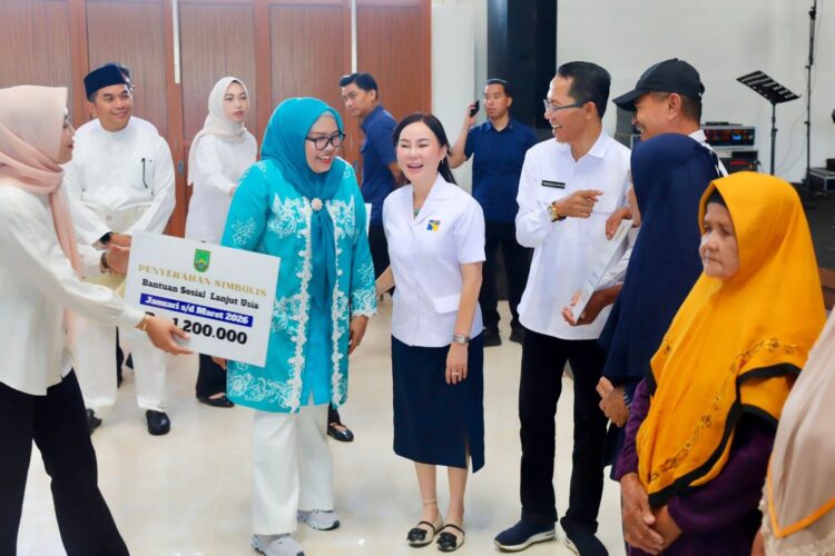: Pemerintah Kota (Pemko) Batam menyerahkan bantuan sosial (bansos) lansia dan peningkatan insentif kader di Gedung Serbaguna SP, Sagulung, Rabu (15/4/2026).
Foto: MCB