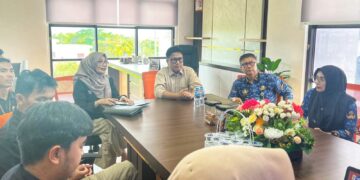 Kepala Dinas Komunikasi dan Informatika Provinsi Kepri Hendri Kurniadi Bersama Jajaran Menerima Kunjungan Direktur TVRI Wilayah Kepulauan Riau Yenni Marlinda, Selasa (28/04/26). (DISKOMINFO KEPRI)