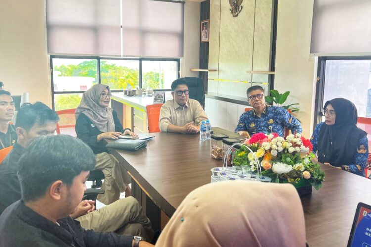 Kepala Dinas Komunikasi dan Informatika Provinsi Kepri Hendri Kurniadi Bersama Jajaran Menerima Kunjungan Direktur TVRI Wilayah Kepulauan Riau Yenni Marlinda, Selasa (28/04/26). (DISKOMINFO KEPRI)