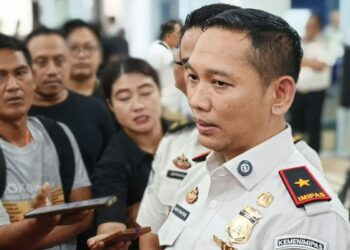 Kepala Kantor Imigrasi Khusus Kelas I A Batam, Wahyu Eka Putra saat memberi keterangan terkait penangkapan WNA di operasi wira waspada(KOMPAS.COM/PARTAHI FERNANDO WILBERT SIRAIT)