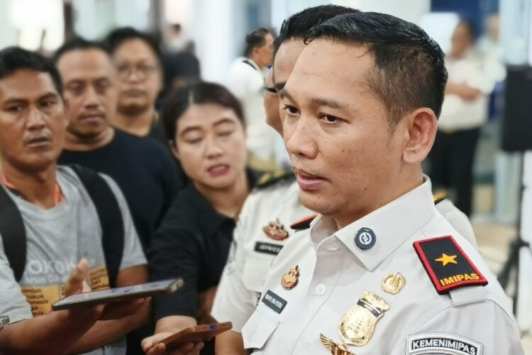 Kepala Kantor Imigrasi Khusus Kelas I A Batam, Wahyu Eka Putra saat memberi keterangan terkait penangkapan WNA di operasi wira waspada(KOMPAS.COM/PARTAHI FERNANDO WILBERT SIRAIT)