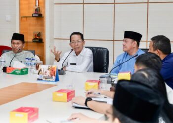 Wali Kota Batam, Amsakar Achmad, memimpin FGD laporan pendahuluan dokumen kajian optimalisasi dan strategi tata kelola pengangkutan sampah Kota Batam Tahun 2026 di Kantor Wali Kota Batam, Rabu (15/04/26). Foto: MCB