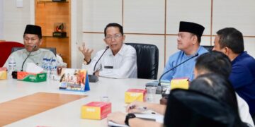 Wali Kota Batam, Amsakar Achmad, memimpin FGD laporan pendahuluan dokumen kajian optimalisasi dan strategi tata kelola pengangkutan sampah Kota Batam Tahun 2026 di Kantor Wali Kota Batam, Rabu (15/04/26). Foto: MCB