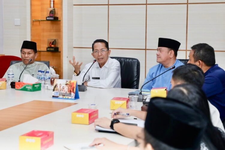 Wali Kota Batam, Amsakar Achmad, memimpin FGD laporan pendahuluan dokumen kajian optimalisasi dan strategi tata kelola pengangkutan sampah Kota Batam Tahun 2026 di Kantor Wali Kota Batam, Rabu (15/04/26). Foto: MCB