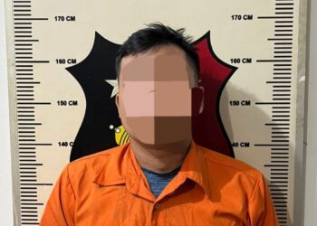 elaku kasus duggan penganiayaan berat menggunakan senjata tajam di Jalan Golden City, Tanjung Buntung, Bengkong, Kota Batam, WAS (33) menyerahkan diri ke Polsek Bengkong, Rabu (29/04/26).
Foto: Humas