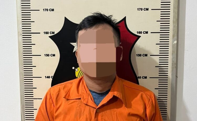 elaku kasus duggan penganiayaan berat menggunakan senjata tajam di Jalan Golden City, Tanjung Buntung, Bengkong, Kota Batam, WAS (33) menyerahkan diri ke Polsek Bengkong, Rabu (29/04/26).
Foto: Humas