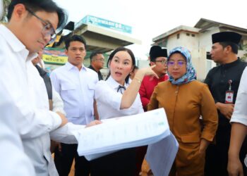 Wakil Wali Kota Batam, Li Claudia Chandra, meninjau titik pembangunan ZoSS depan SDN 001 Batam Kota, Senin (13/4/2026).
Foto: MCB