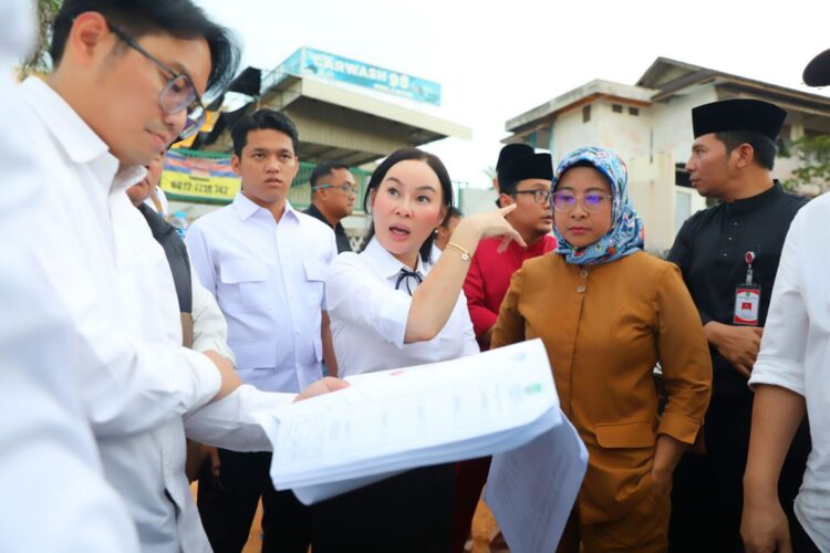 Wakil Wali Kota Batam, Li Claudia Chandra, meninjau titik pembangunan ZoSS depan SDN 001 Batam Kota, Senin (13/4/2026).
Foto: MCB