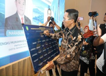 Wali Kota Batam, Amsakar Achmad, menandatangani komitmen bersama P2DD 2026-2030, Senin (27/04/26)
Foto: MCB