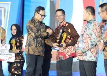 Wali Kota Batam, menerima penghargaan dari Kemendagri dalam ajang Apresiasi Pemda Berprestasi 2026 yang digelar di Palembang, Sabtu (25/04/26)
Foto: MCB