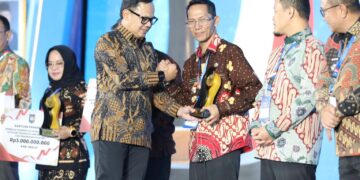 Wali Kota Batam, menerima penghargaan dari Kemendagri dalam ajang Apresiasi Pemda Berprestasi 2026 yang digelar di Palembang, Sabtu (25/04/26)
Foto: MCB