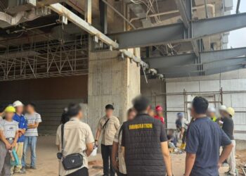 Direktorat Jenderal Imigrasi melalui Subdirektorat Pengawasan bersama Kantor Imigrasi Kelas I Khusus TPI Batam menggelar operasi pengawasan keimigrasian gabungan di proyek pembangunan apartemen mewah kawasan Marina City Waterfront, Kota Batam, Selasa (21/04/26).
Foto: IMI