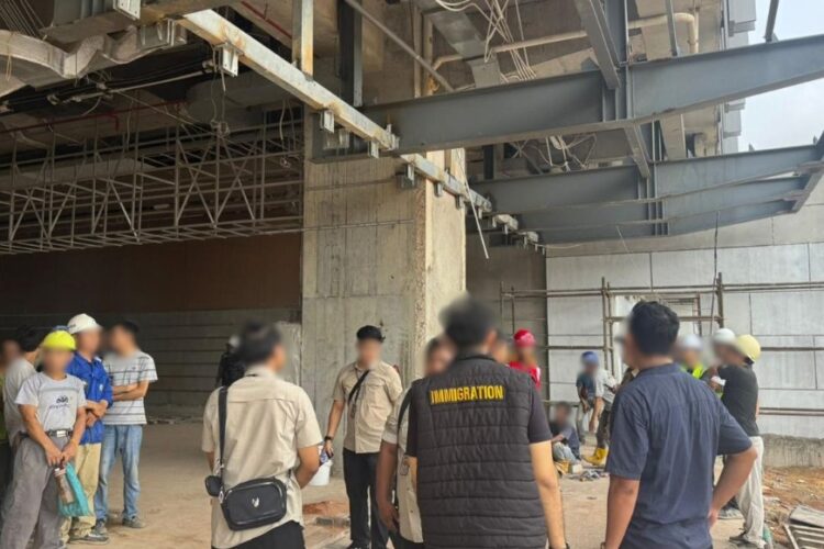 Direktorat Jenderal Imigrasi melalui Subdirektorat Pengawasan bersama Kantor Imigrasi Kelas I Khusus TPI Batam menggelar operasi pengawasan keimigrasian gabungan di proyek pembangunan apartemen mewah kawasan Marina City Waterfront, Kota Batam, Selasa (21/04/26).
Foto: IMI