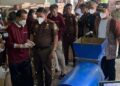 Kejaksaan Tinggi (Kejati) Riau memusnahkan 22.298.200 batang rokok ilegal hasil rampasan negara, di halaman Unit Pengelolaan Komposting Hutan Kota, Dinas Lingkungan Hidup dan Kebersihan Kota Pekanbaru, Kamis (24/04/26)
Foto: Humas