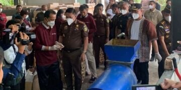 Kejaksaan Tinggi (Kejati) Riau memusnahkan 22.298.200 batang rokok ilegal hasil rampasan negara, di halaman Unit Pengelolaan Komposting Hutan Kota, Dinas Lingkungan Hidup dan Kebersihan Kota Pekanbaru, Kamis (24/04/26)
Foto: Humas