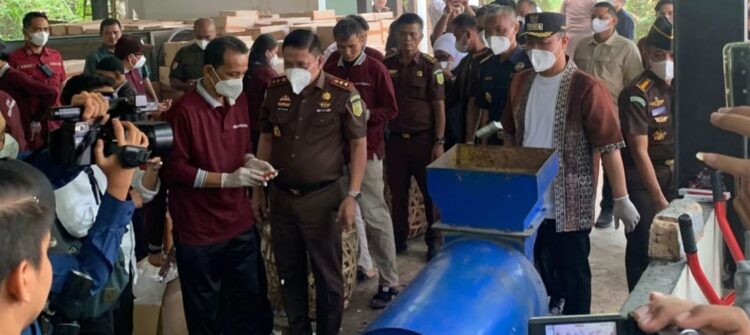 Kejaksaan Tinggi (Kejati) Riau memusnahkan 22.298.200 batang rokok ilegal hasil rampasan negara, di halaman Unit Pengelolaan Komposting Hutan Kota, Dinas Lingkungan Hidup dan Kebersihan Kota Pekanbaru, Kamis (24/04/26)
Foto: Humas