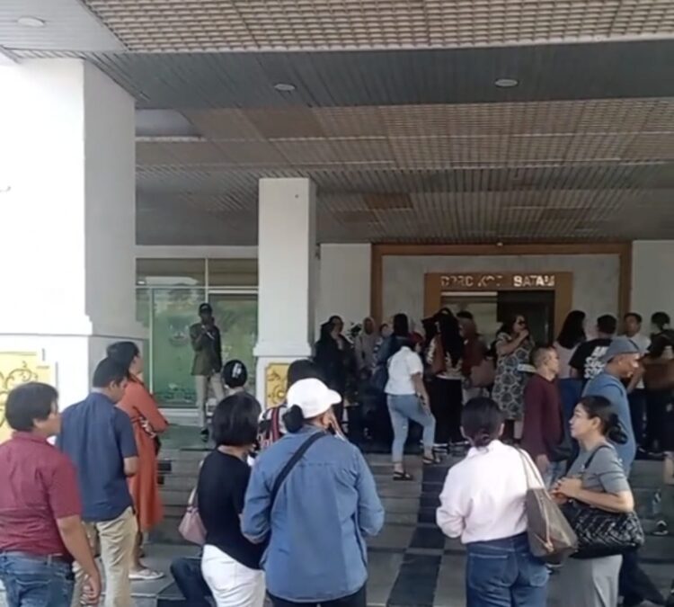 Kebijakan larangan impor barang bekas dikeluhkan pedagang seken di Batam, pedagang seken mendatangi DPRD Batam untuk mendesak kepastian nasib usaha mereka. Senin, (27/04/26)
Foto: Istimewa