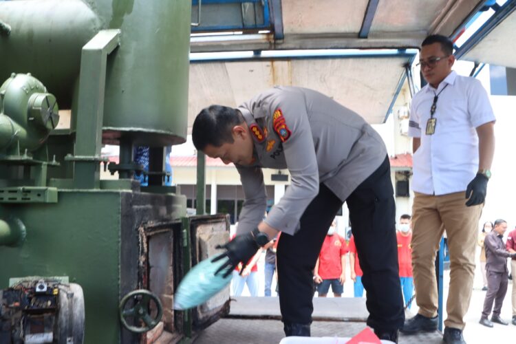 Satuan Reserse Narkoba Polresta Barelang Memusnahkan Barang Bukti Narkotika Hasil Pengungkapan 13 Kasus Periode Februari Hingga April 2026. Pemusnahan Digelar Di Lobby Mapolresta Barelang, Selasa,( 28/04/26)
Foto: Humas Polresta  Barelang