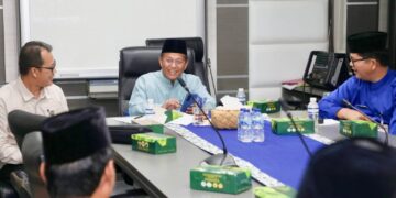 ekda Batam, Firmansyah, menghadiri HLM TP2DD tingkat kabupaten/kota se-Kepri Tahun 2026 secara daring dari Kantor Wali Kota Batam, Selasa (14/4/2026). 
Foto: Humas DIskominfo Batam