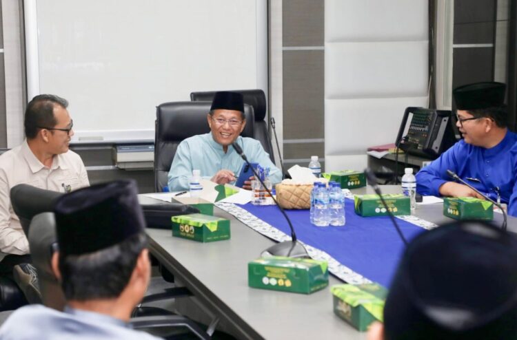 ekda Batam, Firmansyah, menghadiri HLM TP2DD tingkat kabupaten/kota se-Kepri Tahun 2026 secara daring dari Kantor Wali Kota Batam, Selasa (14/4/2026).
Foto: Humas DIskominfo Batam