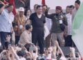 Presiden Prabowo Subianto melakukan aksi spontan dengan melemparkan baju safari yang dikenakannya ke arah kerumunan massa saat menghadiri peringatan Hari Buruh Internasional atau May Day di Monumen Nasional (Monas), Jakarta Pusat, Jumat (01/05/26).
Foto: Detik.com