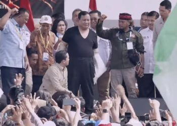 Presiden Prabowo Subianto melakukan aksi spontan dengan melemparkan baju safari yang dikenakannya ke arah kerumunan massa saat menghadiri peringatan Hari Buruh Internasional atau May Day di Monumen Nasional (Monas), Jakarta Pusat, Jumat (01/05/26).
Foto: Detik.com
