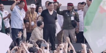 Presiden Prabowo Subianto melakukan aksi spontan dengan melemparkan baju safari yang dikenakannya ke arah kerumunan massa saat menghadiri peringatan Hari Buruh Internasional atau May Day di Monumen Nasional (Monas), Jakarta Pusat, Jumat (01/05/26).
Foto: Detik.com