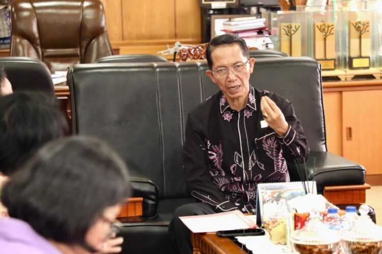 Amsakar Achmad saat menerima kunjungan kerja dan audiensi Pusat Riset Politik Badan Riset dan Inovasi Nasional (BRIN) di Kantor Wali Kota Batam, Rabu (13/05/26)
Foto: mediacenterbatam