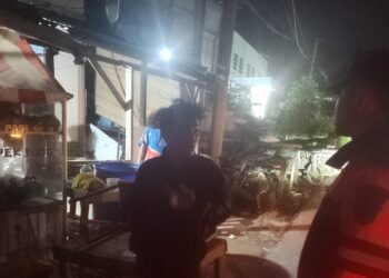 Personel Polsek Sekupang Polresta Barelang merespons cepat laporan masyarakat melalui Call Center 110 terkait perselisihan antara ibu dan anak yang meresahkan warga di Tiban I belakang Perumahan Kejaksaan, Kelurahan Patam Lestari, Kecamatan Sekupang.
(19/05/26)
Foto; Polresta Barelang