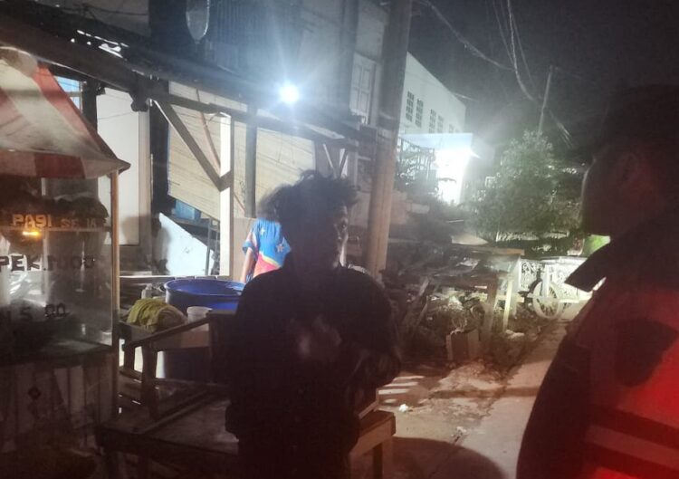 Personel Polsek Sekupang Polresta Barelang merespons cepat laporan masyarakat melalui Call Center 110 terkait perselisihan antara ibu dan anak yang meresahkan warga di Tiban I belakang Perumahan Kejaksaan, Kelurahan Patam Lestari, Kecamatan Sekupang.
(19/05/26)
Foto; Polresta Barelang