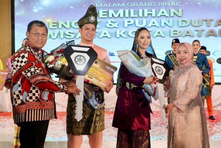 Arya Saputra dan Keizia Hirano resmi terpilih sebagai Duta Wisata Encik dan Puan Kota Batam 2026 pada malam Grand Final Pemilihan Duta Wisata Kota Batam yang digelar Pemerintah Kota (Pemko) Batam di Ballroom Harmoni One, Batamcentre, Sabtu (9/5/2026)
Foto: MCB