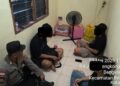 Personel Polsek Bengkong Polresta Barelang bergerak cepat ke lokasi kejadian usai menerima laporan dugaan keributan dalam rumah tangga di Bengkong Laut, Kecamatan Bengkong, Sabtu 23/05/2026.
Foto: Polsek Bengkong