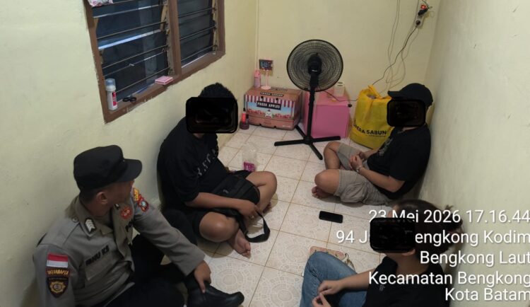 Personel Polsek Bengkong Polresta Barelang bergerak cepat ke lokasi kejadian usai menerima laporan dugaan keributan dalam rumah tangga di Bengkong Laut, Kecamatan Bengkong, Sabtu 23/05/2026.
Foto: Polsek Bengkong