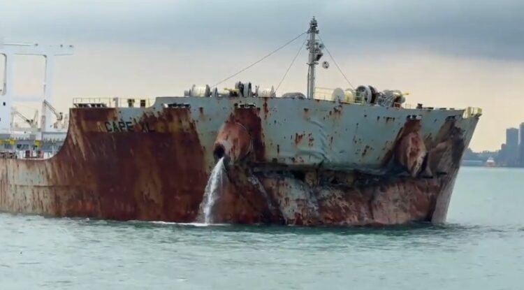 Dua kapal kargo curah bertabrakan di perairan Selat Philip Singapura pada Selasa, 20 Mei 2026 pukul 06.28 waktu Singapura. Insiden melibatkan MV. Cape XL berbendera Marshall Islands dan MV. Huge Kumano berbendera Panama.
Foto: Istimewa