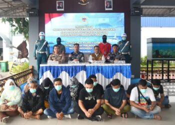 Pangkalan TNI Angkatan Laut Tanjung Balai Karimun (Lanal TBK) menggelar konferensi pers pengungkapan kasus penyelundupan 14 orang PMI ilegal tujuan Malaysia di Mako Lanal setempat, Senin (4/5/2026). ANTARA/HO-Dispen Lanal TBK