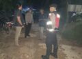 Personel gabungan Polsek Batu Aji, Polresta Barelang, bergerak cepat menindaklanjuti laporan masyarakat melalui layanan 110 terkait dugaan keributan di warung kedai tuak, Pasir Indah, Kelurahan Kibing, Kecamatan Batu Aji. (26/05/26)
Foto: Polsek Batuaji