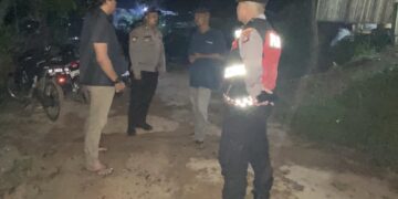 Personel gabungan Polsek Batu Aji, Polresta Barelang, bergerak cepat menindaklanjuti laporan masyarakat melalui layanan 110 terkait dugaan keributan di warung kedai tuak, Pasir Indah, Kelurahan Kibing, Kecamatan Batu Aji. (26/05/26)
Foto: Polsek Batuaji
