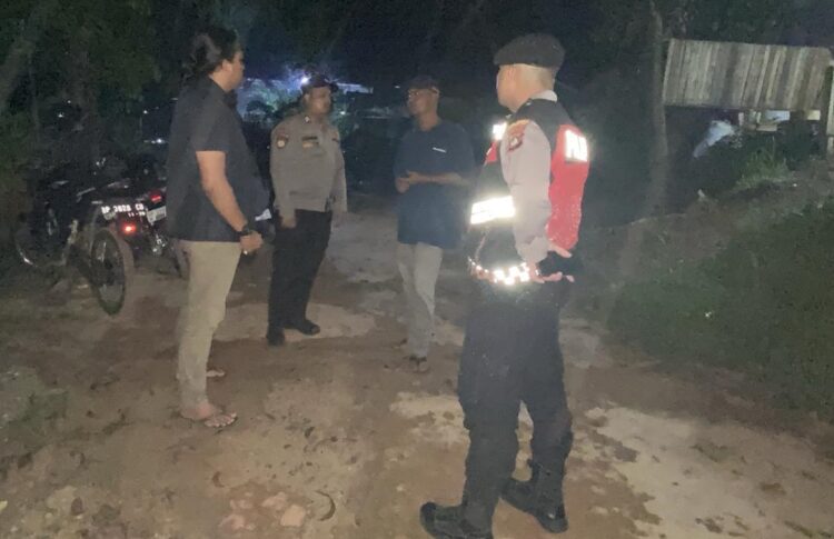Personel gabungan Polsek Batu Aji, Polresta Barelang, bergerak cepat menindaklanjuti laporan masyarakat melalui layanan 110 terkait dugaan keributan di warung kedai tuak, Pasir Indah, Kelurahan Kibing, Kecamatan Batu Aji. (26/05/26)
Foto: Polsek Batuaji