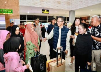 Wali Kota Batam, Amsakar Achmad, bersama Wakil Wali Kota Batam, Li Claudia Chandra, meninjau arus mudik,   beberapa waktu lalu
Foto: MCB