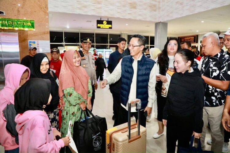 Wali Kota Batam, Amsakar Achmad, bersama Wakil Wali Kota Batam, Li Claudia Chandra, meninjau arus mudik,   beberapa waktu lalu
Foto: MCB