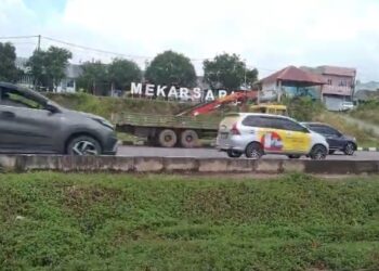 Kecelakaan beruntun melibatkan truk crane dan tiga mobil pribadi terjadi di kawasan Tiban Center, Jalan Gajah Mada, Kota Batam, Selasa (26/5/2026). Insiden diduga dipicu rem blong pada truk crane.
Foto: Istimewa